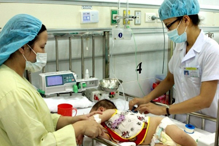 Nhân viên y tế điều trị cho trẻ mắc bệnh mùa hè